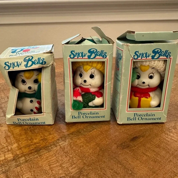 SET OF 3 VINTAGE SNOWBELLS PORCELAIN HAND PAINTED ORNAMENTS W/KNIT HATS
Giftco - Picture 1 of 3